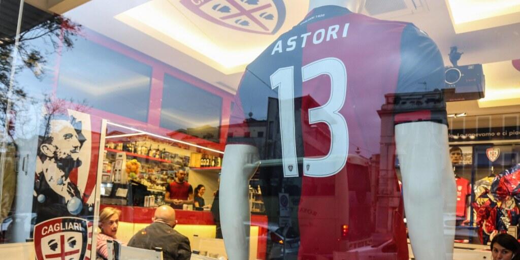 Neben seinem letzten Klub Fiorentina wird auch Cagliari die Rückennummer 13 des verstorbenen Davide Astori nicht mehr vergeben