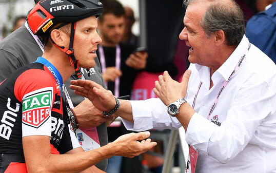 Giro-Direktor Mauro Vegni unterhält sich mit dem Schweizer Profi Kilian Frankiny