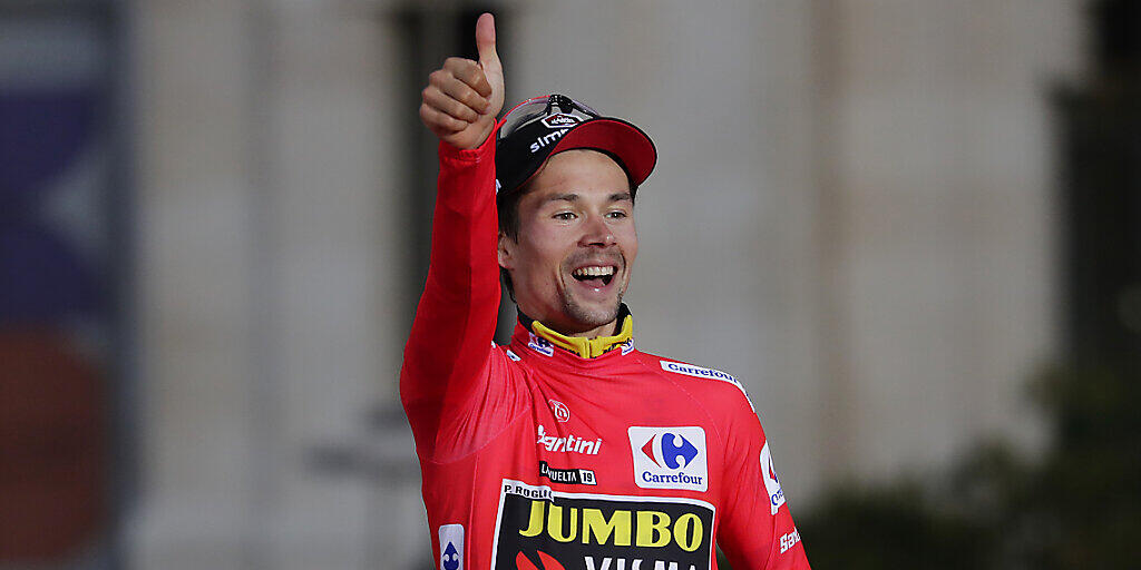 Primoz Roglic feiert auf dem Siegerpodium seinen Vuelta-Sieg