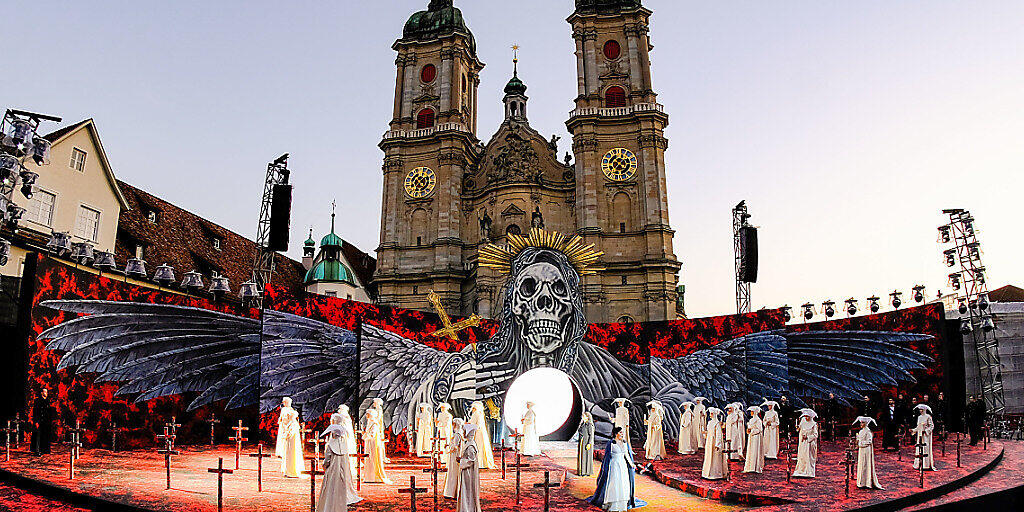 Szenenbild aus der Verdi-Oper "Il trovatore", aufgenommen im Juni 2019 auf dem St. Galler Klosterplatz. Diesen Sommer gibt es in St. Gallen wegen der Corona-Pandemie sicher keine Open-air-Festspiele. Das Theater St. Gallen hat die Oper ins Theater verlegt und hofft, auf grünes Licht vom Bundesrat.