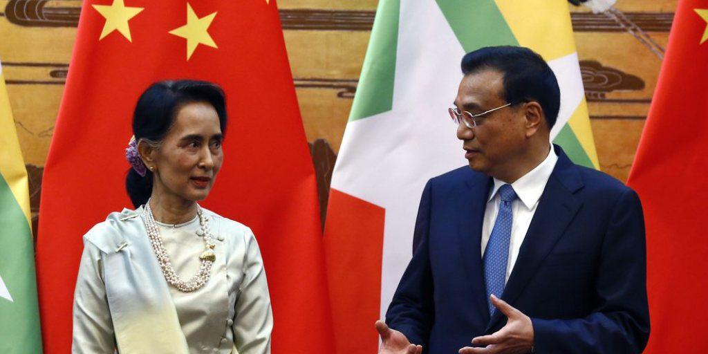 Aung San Suu Kyi (links) im Gespräch mit Chinas Premierminister Li Keqiang.