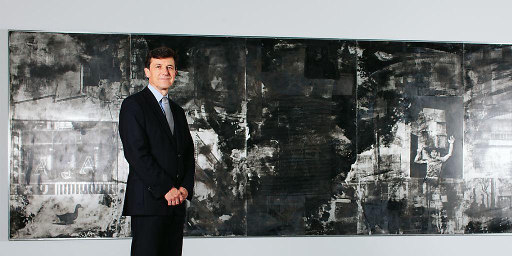 Josef Helfenstein im Foyer der Menil Collection in Houston, Texas - Bild im Hintergrund: Robert Rauschenberg: Holiday Ruse (Night Shade), 1991.