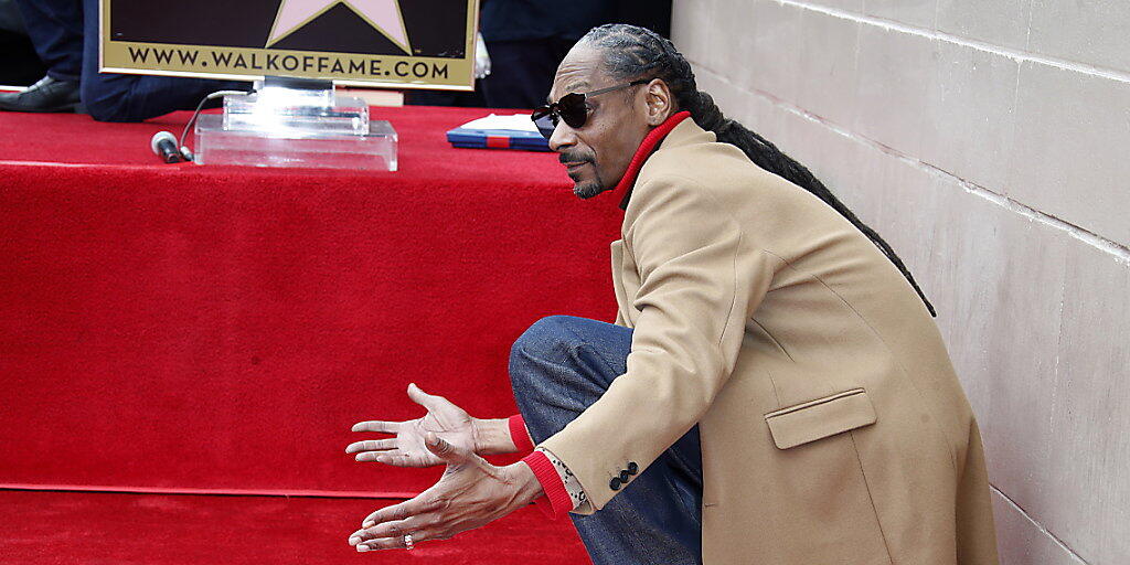 Der US-Musiker Snoop Dogg ist am Montag mit einem Hollywood-Stern geehrt worden.