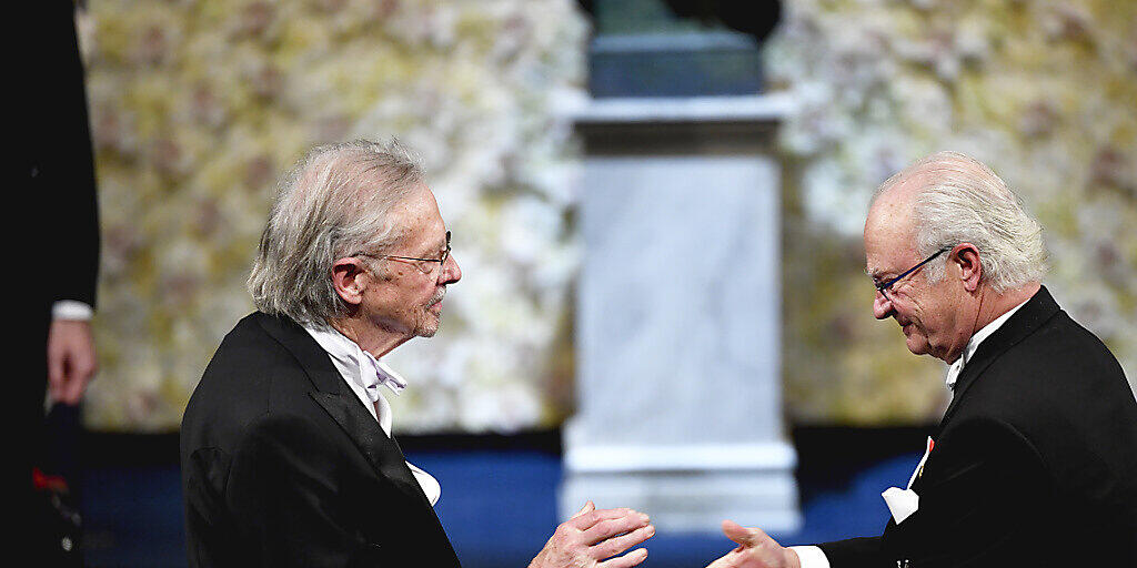 Der österreichische Autor Peter Handke (links) erhält den Literaturnobelpreis vom schwedischen König Carl Gustav. (Archivbild)