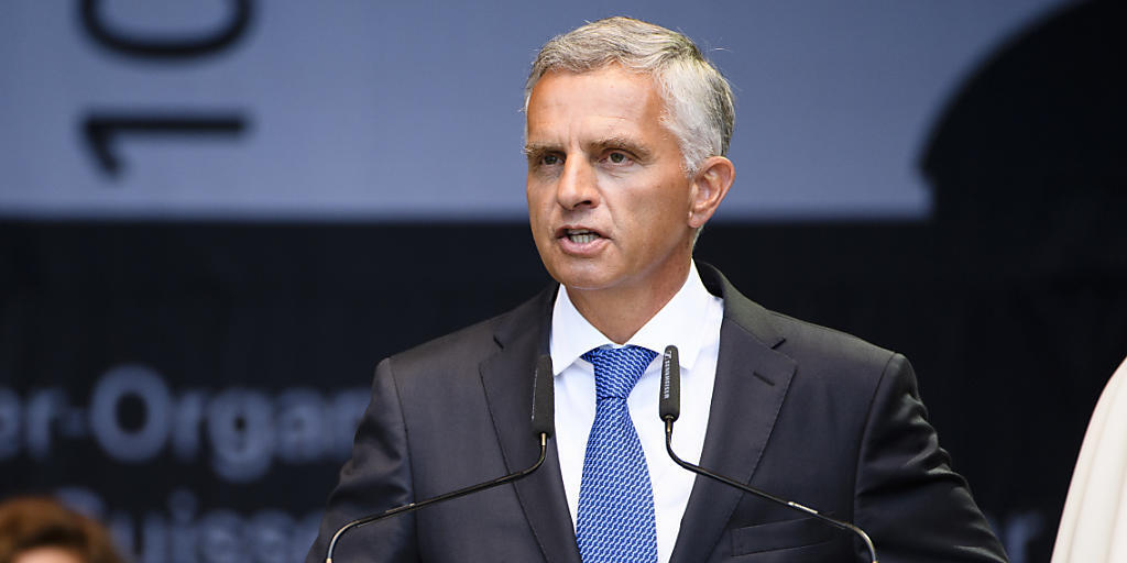 Bundesrat Didier Burkhalter am Samstag bei einem Anlass der Auslandschweizer Organisation in Bern: Der Aussenminister zeigt sich erfreut darüber, dass SVP-Stratege Christoph Blocher mit seinem Widerstand eine Diskussion über ein Rahmenabkommen mit der EU anstösst.