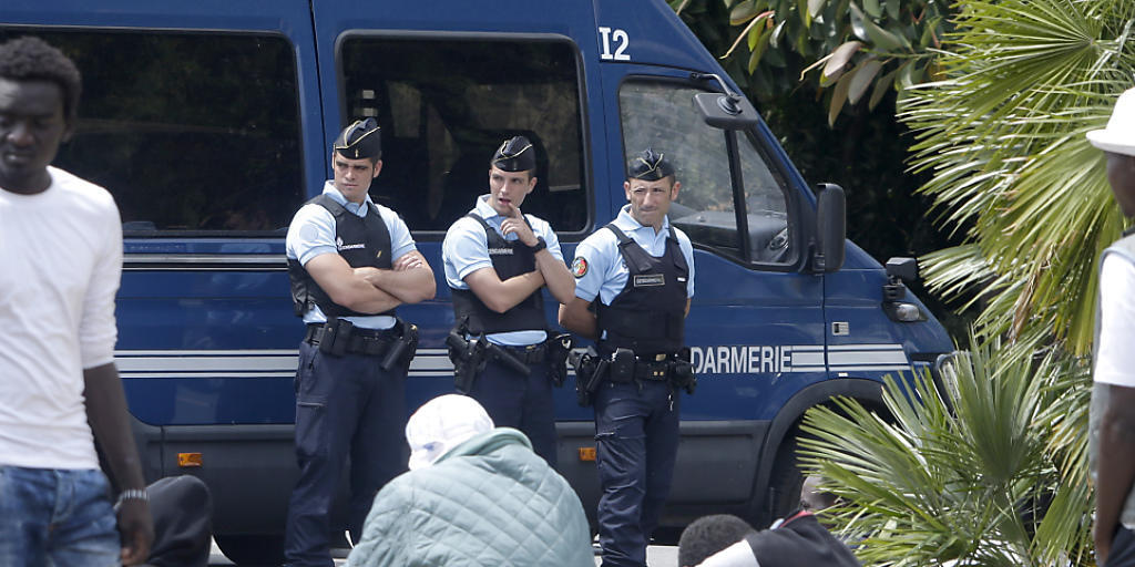 Gendarmerie in Menton blockiert den Zugang von Italien nach Frankreich für afrikanische Flüchtlinge