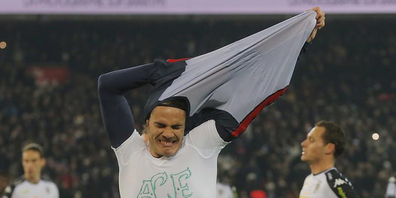 Edinson Cavani erhielt dafür die Gelbe Karte