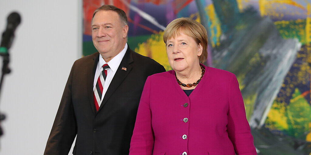 Am zweiten Tag seines Deutschland-Besuchs wurde US-Aussenminister Pompeo von Kanzlerin Merkel empfangen. Sie versicherte Pompeo, Deutschland wolle eine aktive Rolle spielen bei der Lösung der Konflikte in Afghanistan, Syrien, Libyen und in der Ukraine.