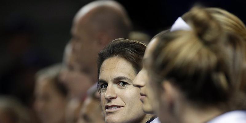 Amélie Mauresmo (hinten) ist schwanger und hört als Fedcup-Captain auf Amélie Mauresmo (hinten) ist schwanger und hört als Fedcup-Captain auf
