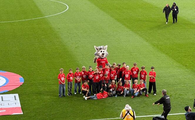 Die Einlaufkinder mit dem Maskottchen des FCV.