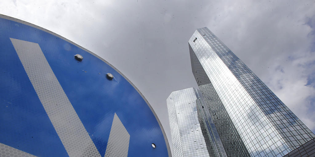 Der Konzernumbau soll die Deutsche Bank wieder zu alter Stärke führen (Archiv).