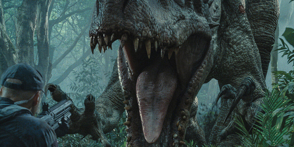 Das Kinospektakel "Jurassic World" - hier ein Ausschnitt aus Teil 1 - geht bald weiter. Universal Pictures hat im Netz einen ersten Trailer zur Fortsetzung "Fallen Kingdom" veröffentlicht. (Archivbild)