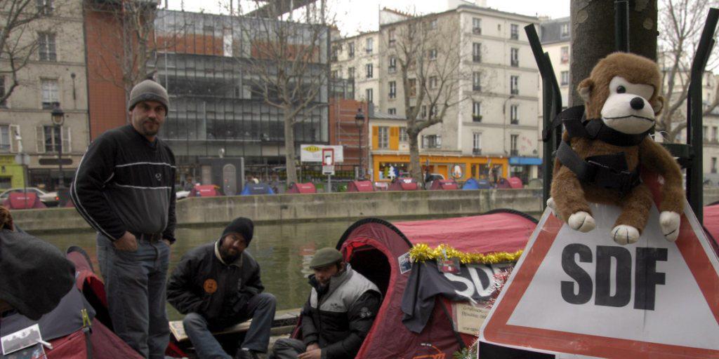 Drei Obdachlose am Canal Saint Martin in Paris (Archiv)