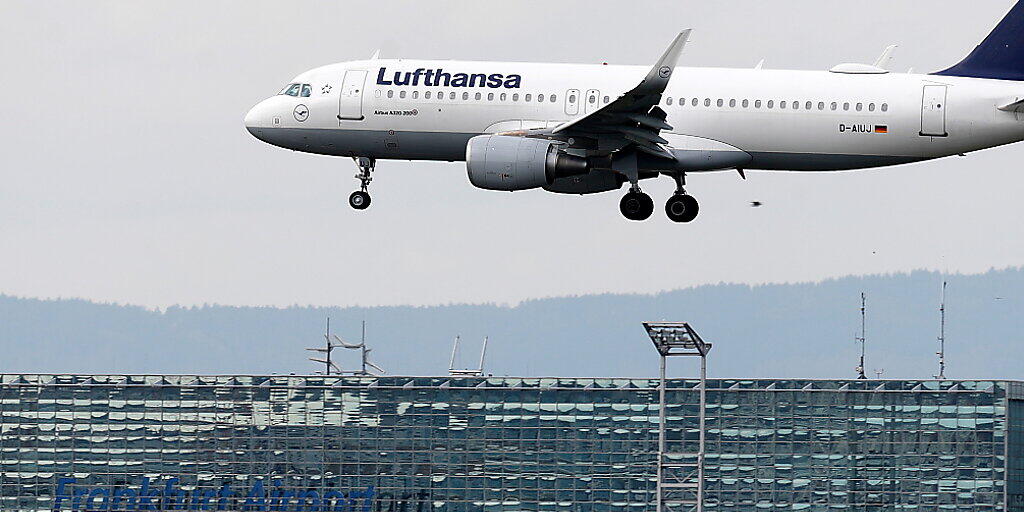Die Piloten der Lufthansa bieten der Fluggesellschaft einen Gehaltsverzicht an, damit der Konzern die Coronakrise meistern kann. (Archivbild)