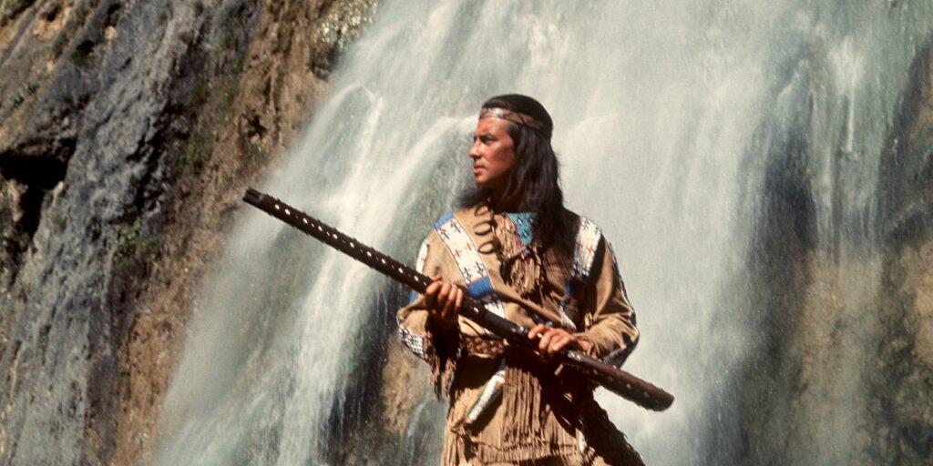Der französische Schauspieler Pierre Brice in seiner Paraderolle als stolzer Apachen-Häuptling "Winnetou": In Berlin überboten sich seine Fans am Samstag bei einer Auktion von Gegenständen aus seinem Nachlass. (Archivbild)
