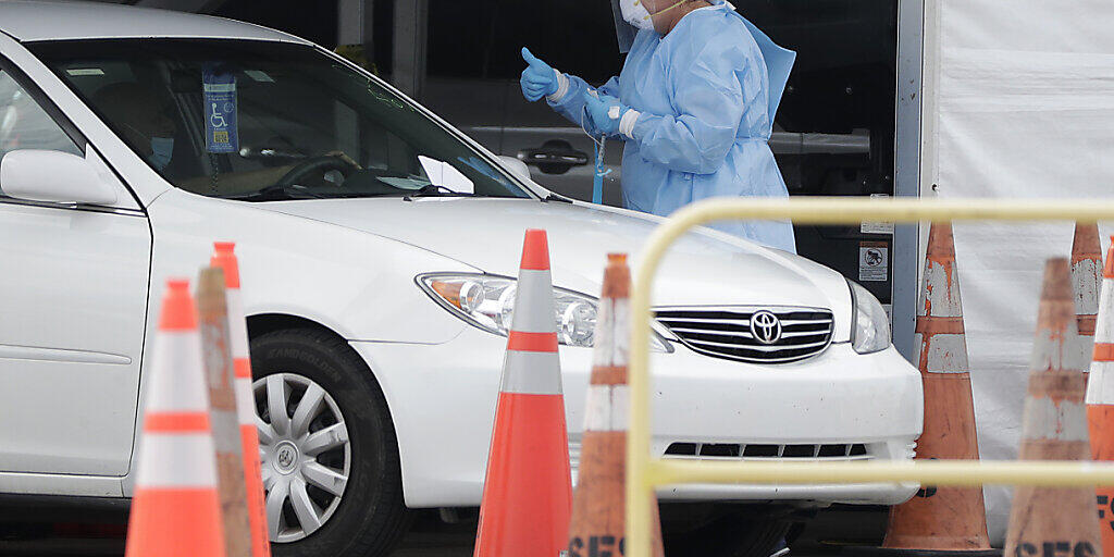 Zufahrt zu einer provisorischen Corona-Teststation in Florida. Foto: Wilfredo Lee/AP/dpa