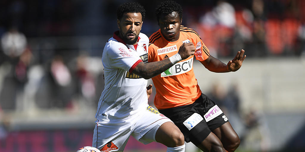 Taye Taiwo (rechts) gewann das Duell mit Carlitos: Lausanne holte wichtige Punkte in Sitten