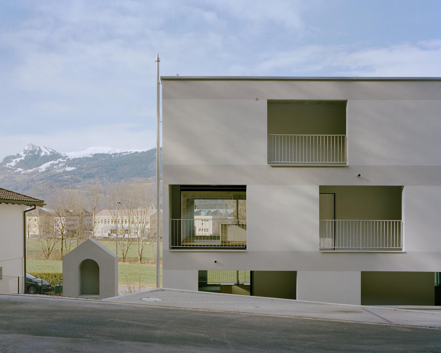 Architektur in Liechtenstein: Ein Schottenbau mit  offenem Laubengang