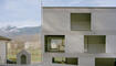 Architektur in Liechtenstein: Ein Schottenbau mit  offenem Laubengang