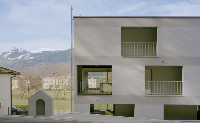 Architektur in Liechtenstein: Ein Schottenbau mit  offenem Laubengang