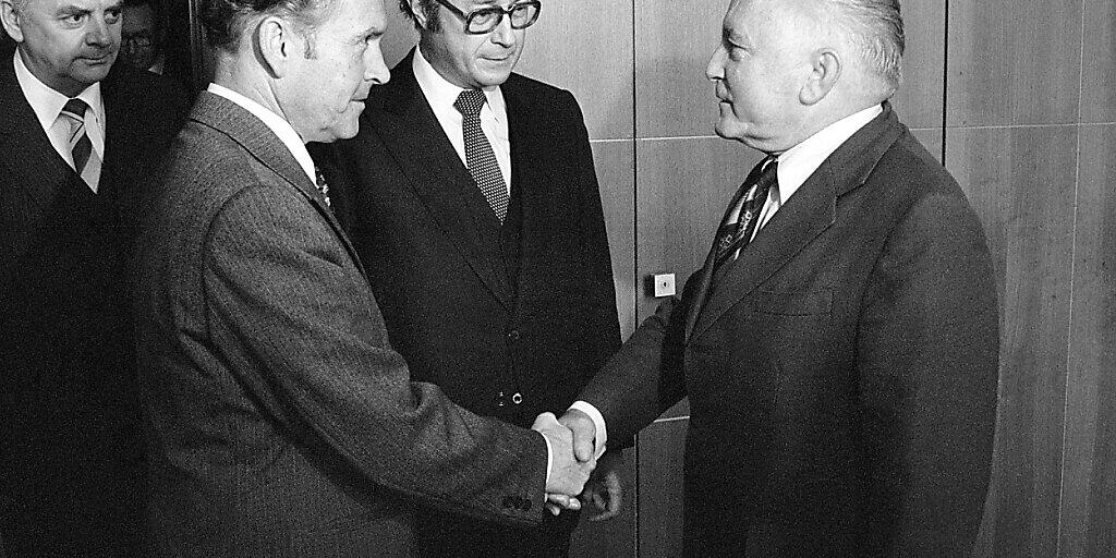 Der Aussenminister der DDR Oskar Fischer (rechts) besuchte am 19. November 1980 die Schweiz. Er wurde am Flughafen Zürich vom damaligen Schweizer Botschafter in Berlin, Friedrich Schnyder, empfangen. (Archivbild) Der Aussenminister der DDR Oskar Fischer (rechts) besuchte am 19. November 1980 die Schweiz. Er wurde am Flughafen Zürich vom damaligen Schweizer Botschafter in Berlin, Friedrich Schnyder, empfangen. (Archivbild)