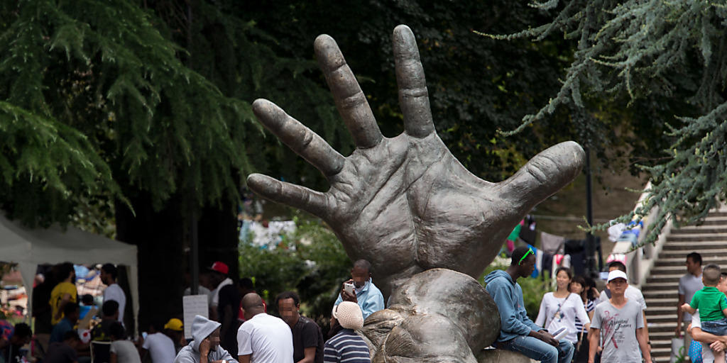Keine helfende Hand. Für viele unbegleitete Minderjährige endet die Flucht an der Schweizer Südgrenze - und damit vorläufig in einem Park in Como (I).