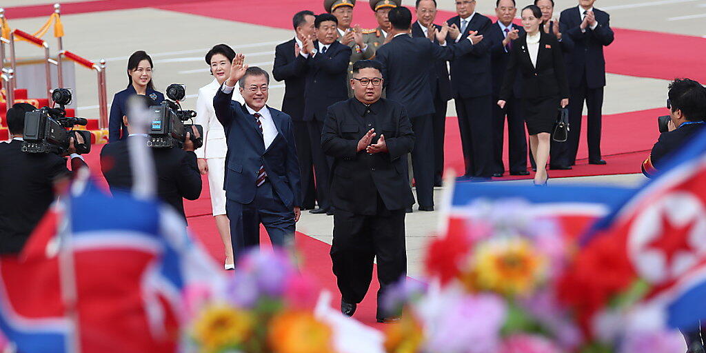 Machthaber Kim Jong Un und seine Frau begrüssen Moon Jae In und seine Gattin am Flughafen von Pjönjang. (Foto: PYONGYANG PRESS CORPS / POOL)