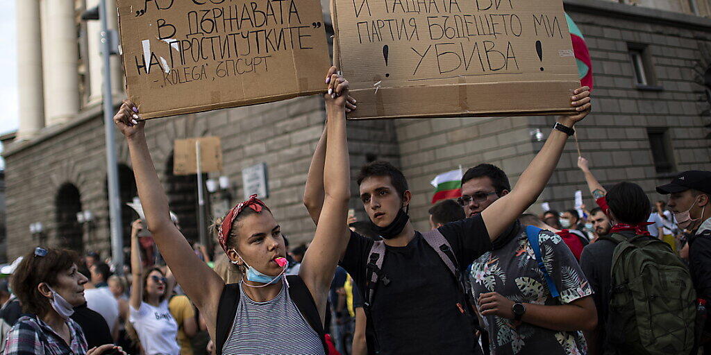 Seit Tagen wird in Bulgarien gegen die Regierung protestiert - allerdings gibt es immer wieder Zwischenfälle mit Ausschreitungen. Seit Tagen wird in Bulgarien gegen die Regierung protestiert - allerdings gibt es immer wieder Zwischenfälle mit Ausschreitungen.