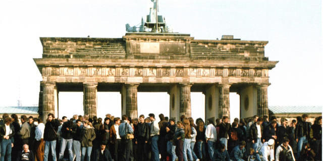 Berliner Mauer am Tag der Maueröffnung (Archiv) Berliner Mauer am Tag der Maueröffnung (Archiv)