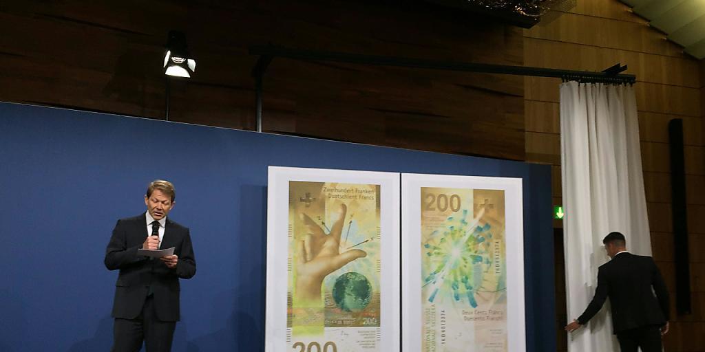 Nationalbank-Vizepräsident Fritz Zurbrügg präsentiert in Zürich die neue 200er-Note.