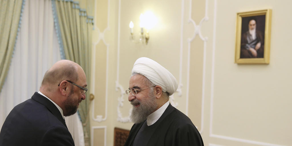 Irans Präsident (rechts) spricht ein Machtwort für Futsal-Spielerinnen: Hassan Ruhani ermöglicht dem iranischen Team die Reise nach Guatemala. (Archiv)