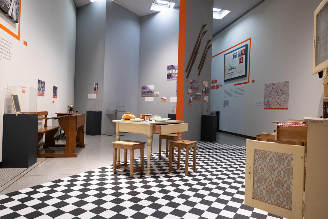 Rundgang durch die Ausstellung «Nah am Krieg »