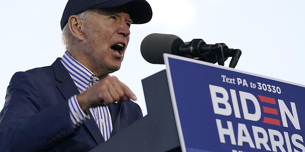 Joe Biden, demokratischer Präsidentschaftskandidat und ehemaliger Vizepräsident, spricht bei einer Wahlveranstaltung der Dallas High School. Foto: Andrew Harnik/AP/dpa