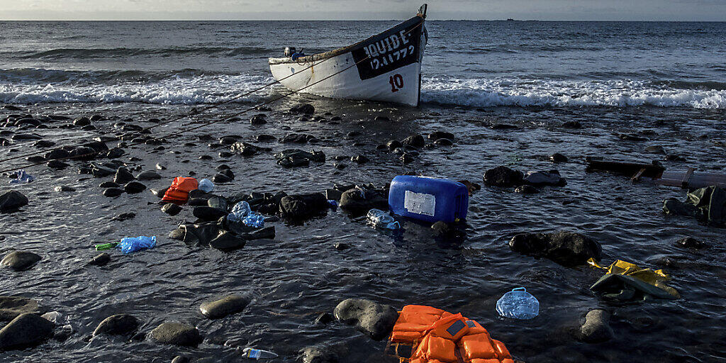 ARCHIV - Ein Holzboot, mit dem Flüchtlinge aus Marokko über den Atlantischen Ozean gefahren sind, liegt an der Küste der Kanarischen Inseln. Foto: Javier Bauluz/AP/dpa