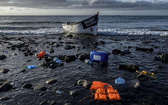 ARCHIV - Ein Holzboot, mit dem Flüchtlinge aus Marokko über den Atlantischen Ozean gefahren sind, liegt an der Küste der Kanarischen Inseln. Foto: Javier Bauluz/AP/dpa