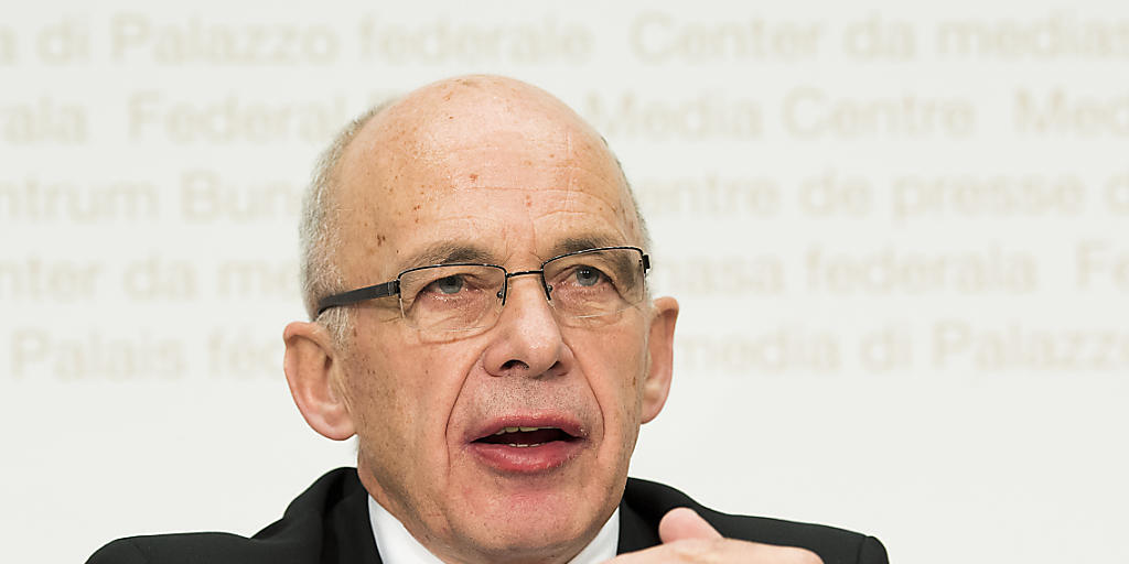 Laut Bundesrat Ueli Maurer könnte die Schweizer Volkswirtschaft Schaden nehmen, falls die Vollgeld-Initiative angenommen wird.