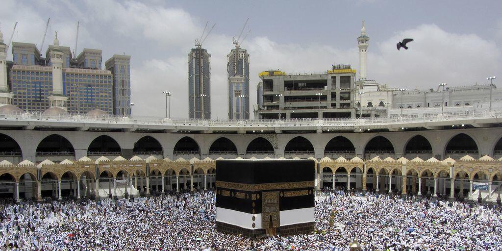 Als erstes umrunden die Gl&auml;ubigen siebenmal die Kaaba im Hof der Grossen Moschee von Mekka. (Archivbild)