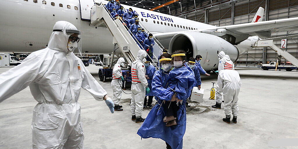 China meldet am Montag, dass zahlreiche Neuerkranken mit dem Coronavirus auf Rückkehrer aus dem Ausland zurückzuführen seien. China meldet am Montag, dass zahlreiche Neuerkranken mit dem Coronavirus auf Rückkehrer aus dem Ausland zurückzuführen seien.