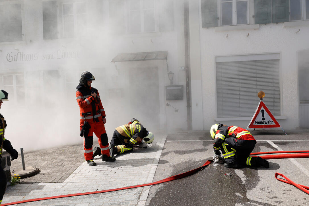 Schluss&uuml;bung beim Kurs f&uuml;r neue Feuerwehrleute beim "Restaurant L&ouml;wen&raquo; in Gamprin-Bendern.