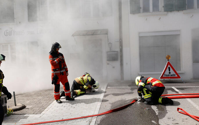 Schluss&uuml;bung beim Kurs f&uuml;r neue Feuerwehrleute beim "Restaurant L&ouml;wen&raquo; in Gamprin-Bendern.