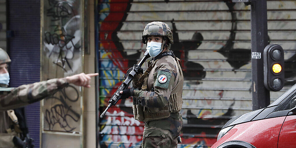 dpatopbilder - Polizisten patrouillieren an einer Straße nach einer Messerattacke. Foto: Thibault Camus/AP/dpa