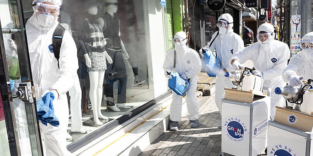 Desinfektion mit Spray am Donnerstag in Seoul - grösster Herd des Coronavirus ausserhalb von China ist weiterhin Südkorea. Die Zahl der Infektionen stieg auf fast 1600. Zwölf Menschen starben.