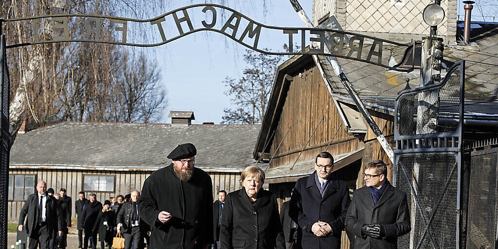 Die deutsche Kanzlerin Angela Merkel am Freitag im ehemaligen deutschen Konzentrationslager Auschwitz beim berüchtigten Tor mit dem zynischen Schriftzug "Arbeit macht frei".