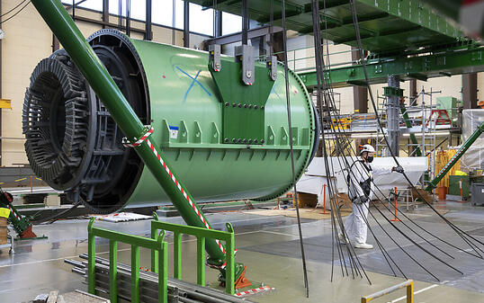 Ein Mitarbeiter überwacht die Aushebung eines Generators aus dem Maschinenraum des AKW Mühleberg (Archivbild)