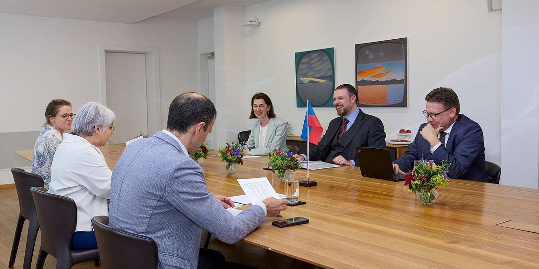 Die beiden Delegationen aus Bern und Liechtenstein im Austausch.