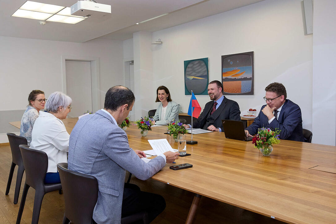 Die beiden Delegationen aus Bern und Liechtenstein im Austausch.