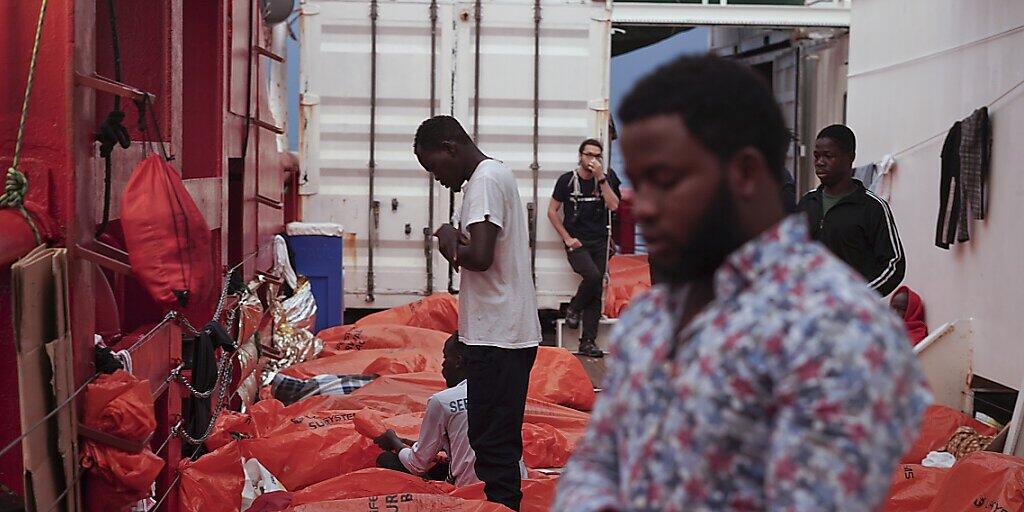 Ein Migrant betet auf dem Rettungsschiff "Ocean Viking" auf dem Mittelmeer zwischen Malta und Italien.