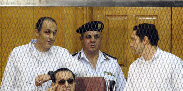 Hosni Mubarak (Mitte) und seine Söhne Gamal (l.) und Alaa (r.) 2013
