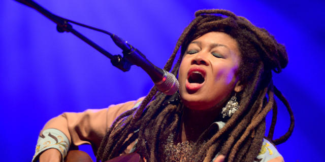 Die Sängerin Valerie June bei ihrem Konzert am Blue Balls Festival