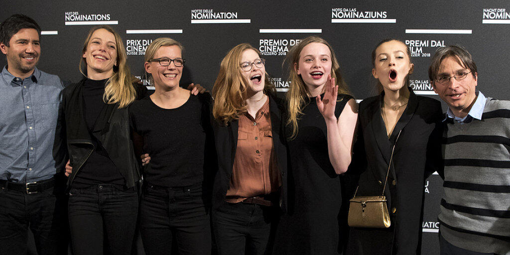 Die Favoriten des diesjährigen Schweizer Filmpreises: Das "Blue my Mind"-Team um Regisseurin Lisa Brühlmann (4.v.r.) und Hauptdarstellerin Luna Wedler (3.v.r.) ist in sieben Kategorien nominiert. (Archivbild)